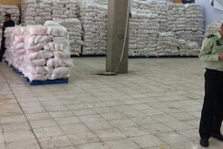 کشف ۱۵ تن برنج تقلبی در اراک/انبار متعلق به یکی از توزیع‌کننده‌های کالای اساسی است