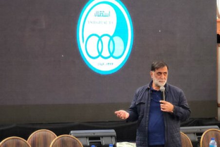 واکنش آجورلو به حرکت جنجالی با میکروفون قرمز/عکس