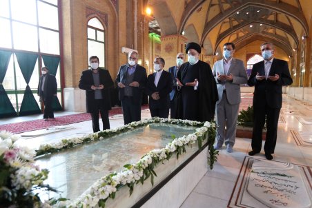 حضور آیت‌الله رئیسی بر مزار شهدای انقلاب اسلامی