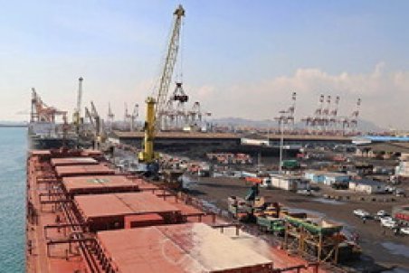 کشتی حامل ۷۰ هزار تن جو وارداتی پس از ماه‌ها معطلی در بندر شهید رجایی پهلو گرفت