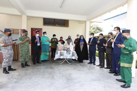 سفیر ایران در برونئی کمک‌های خیریه‌ای را به معلولان این کشور اهدا کرد