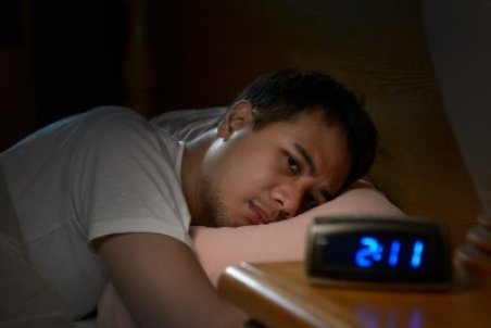 اگر در خوابیدن مشکل دارید، این ۷ ماده غذایی را نخورید!