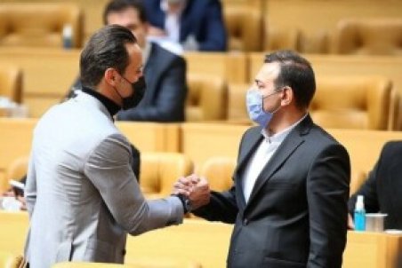 (تصویر) استوری پر از کنایه علی کریمی خطاب به عزیزی خادم