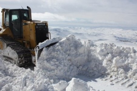 تداوم بارش برف و لغزندگی جاده‌های استان چهارمحال و بختیاری / گردنه شاه‌منصوری مسدود شد