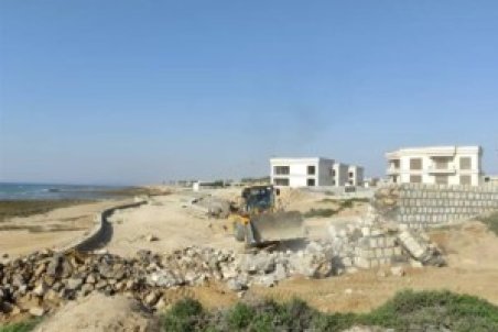 تخریب دیوار ویلا‌های اختصاصی دولت در قشم/ رفع تصرف ۱۰ کیلومتر از سواحل