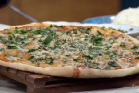 پخت پیتزای قارچ و سبزیجات در منزل + فیلم