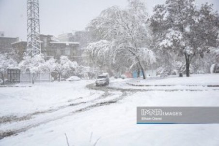 بارش برف در محورهای غربی/جلوگیری پلیس از تردد خودروهای فاقد زنجیر چرخ