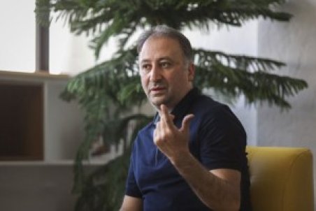 مجری محبوب تلویزیون در مسیر عادل فردوسی‌پور؟