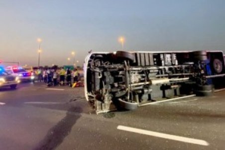 واژگونی یک مینی‌بوس با ۱۱ مصدوم در شیراز