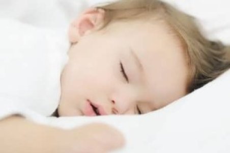 علل مشت کردن دست در خواب و بهترین روش برای درمان