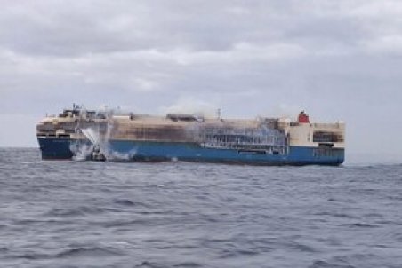 کشتی حامل خودروهای لوکس غرق شد