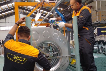 تولیدکنندگان لوازم خانگی با اعتماد به قطعه‌سازان، زمینه ارتقای صنعت را فراهم کنند