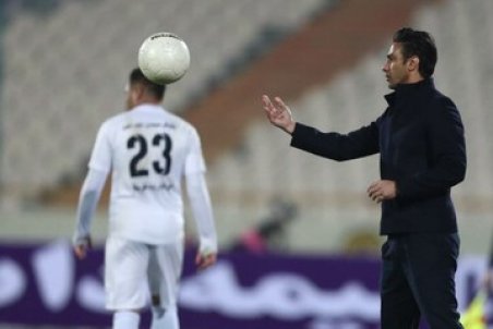 مشت‌های گره‌کرده فرهاد از روی سکو/عکس