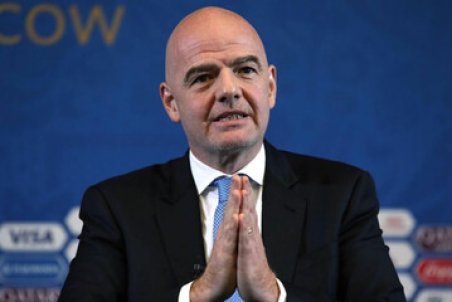 سفر چراغ خاموش رئیس فیفا به عربستان/عکس