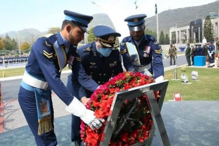 دیدار فرمانده نهاجا با وزیرصنایع دفاعی پاکستان و بازدید از تاسیسات نیروی هوایی