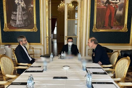 نشست دو جانبه باقری و انریکه مورا برگزار شد